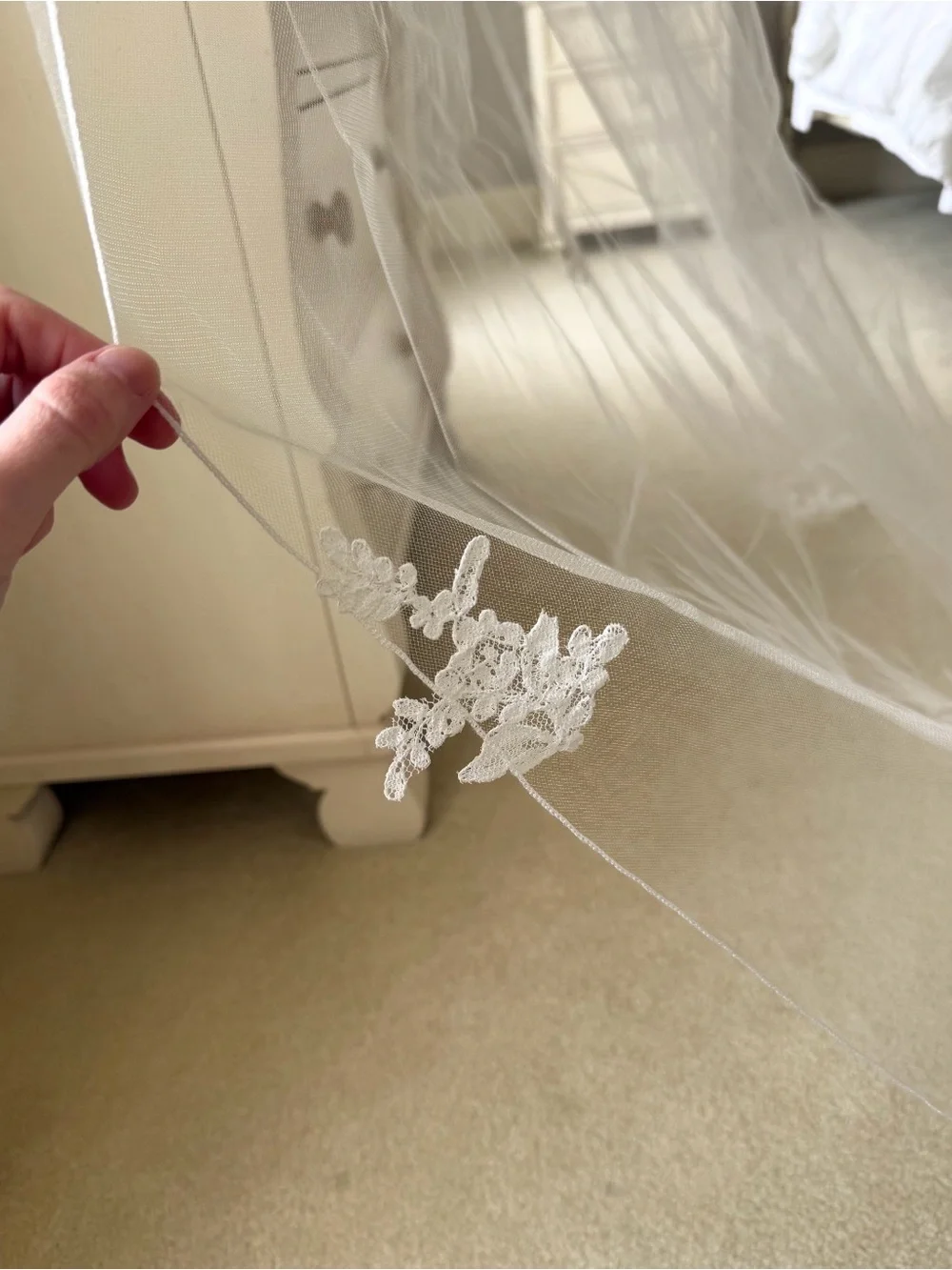 White Lace-Trim Bridal Veil with Floral Appliqué